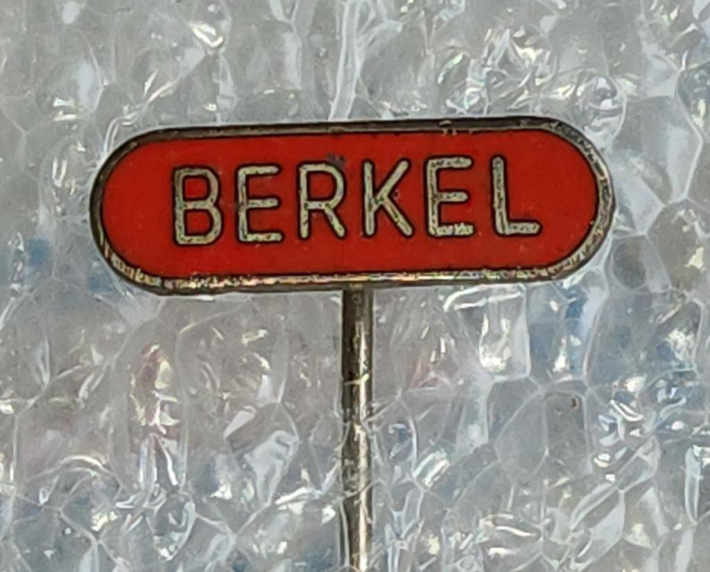 Vintage Emaille Speldje Berkel Weegschalen, Ophalen of Verzenden, Gebruikt, Merk, Speldje of Pin