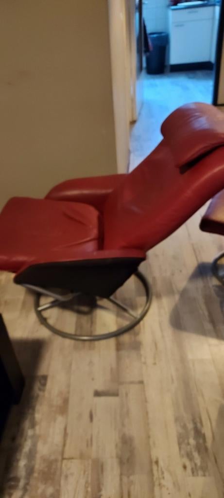 Rode leren relaxstoel met voetenbankje - Gratis af te halen, Ophalen, Gebruikt, Leer