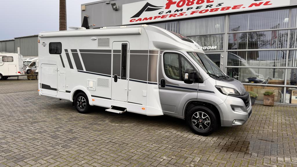 !! zonder inruil €64950 !! De Carado T447 Pro Uit 2, Caravans en Kamperen, Ringverwarming, 7 tot 8 meter, Bedrijf, Half-integraal