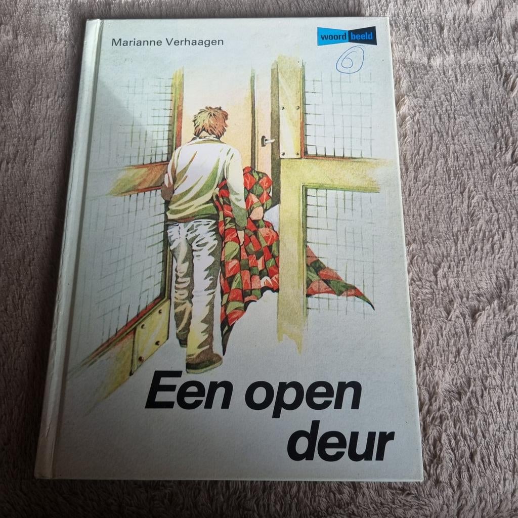 Een open deur - Marianne Verhaagen moet in een tehuis wonen, Boeken, Ophalen of Verzenden, Gelezen, Marianne Verhaagen, Fictie algemeen