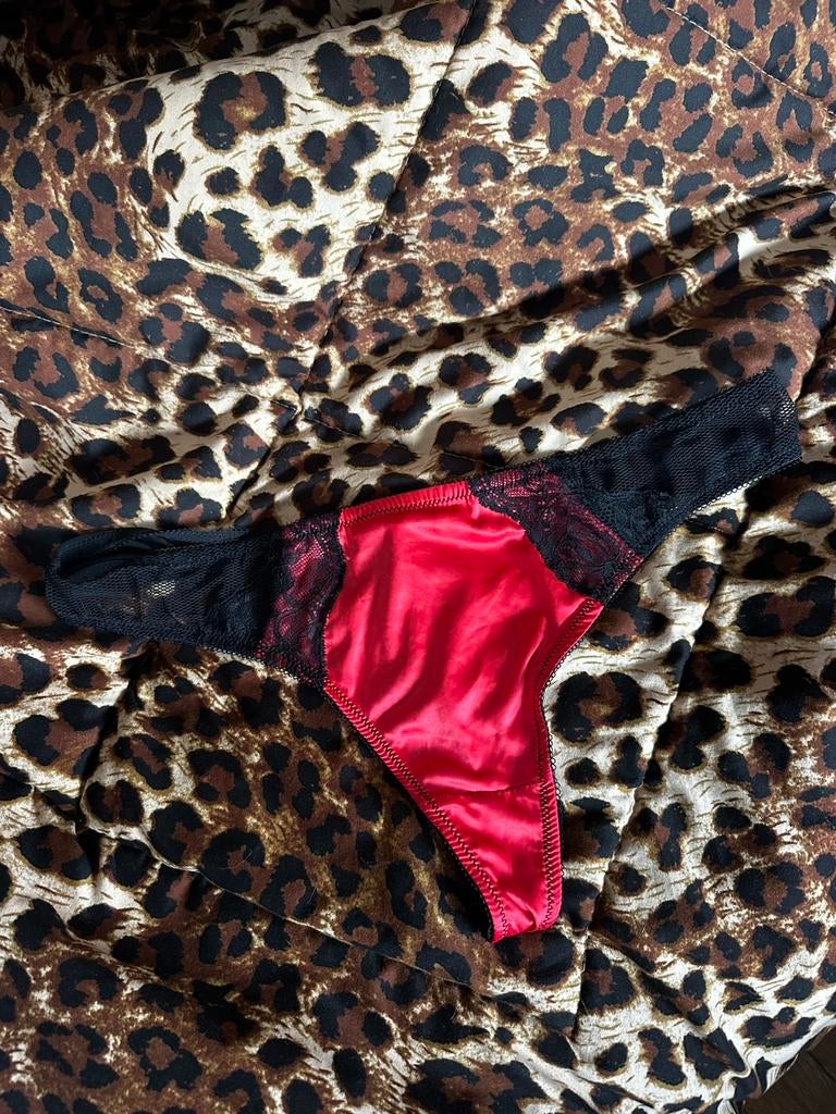 After Eden string rood satijn en zwart kant L/XL, Kleding | Dames, Ophalen of Verzenden, Rood, String