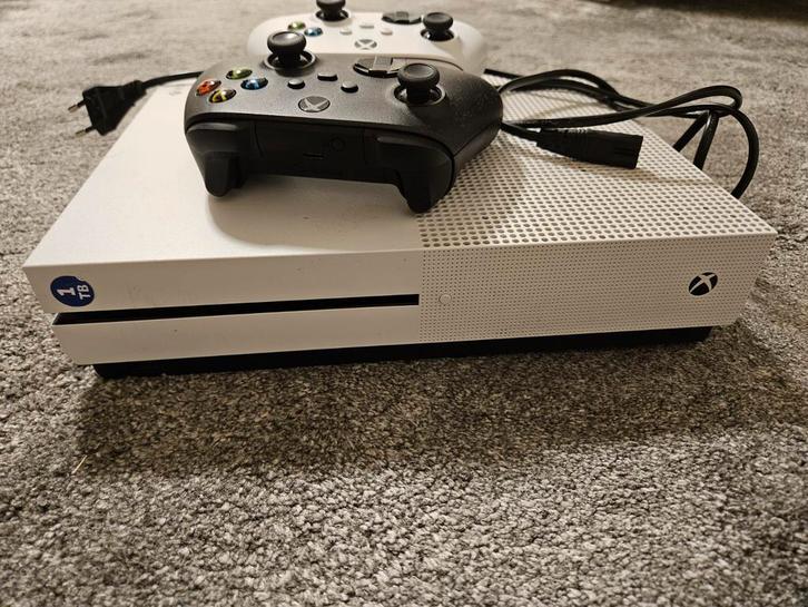 Xbox One S 1TB met 2 controllers, Spelcomputers en Games, Spelcomputers | Xbox One, Zo goed als nieuw, Xbox One S, 1 TB, Met 2 controllers