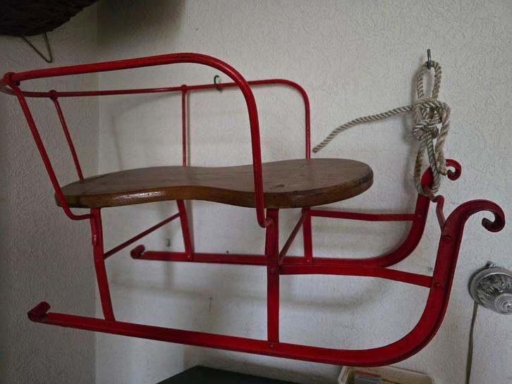 Vintage Rode Houten Slee met Rugleuning, Kinderen en Baby's, Speelgoed | Buiten | Sleeën, Gebruikt, Hout, Rugleuning, Ophalen