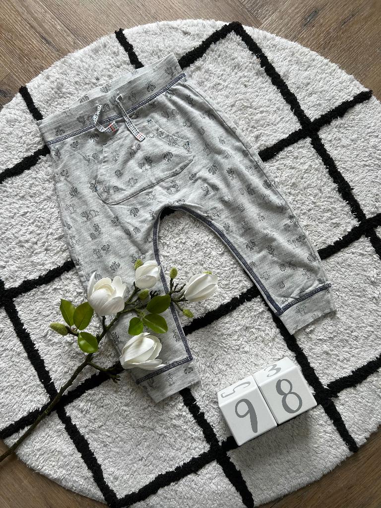 Heel goed grijs Hema jogger pantalon broek legging 98 print, Kinderen en Baby's, Kinderkleding | Maat 98, Broek, Jongen of Meisje