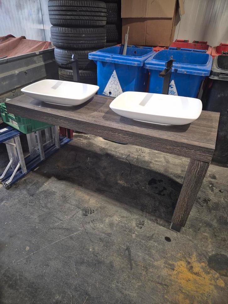 Dubbele wastafel met twee waskommen en kranen, Huis en Inrichting, Badkamer | Badkamermeubels, Gebruikt, Wasbak of Wastafel, Minder dan 100 cm
