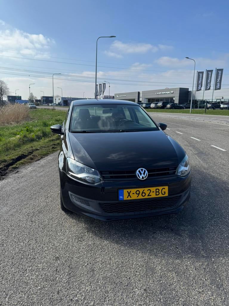Volkswagen Polo 1.2 51KW 2009 Zwart, Auto's, Voorwielaandrijving, 967 kg, 40 €/maand, 1198 cc
