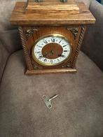 Antieke houten tafelklok met sleutel, Ophalen