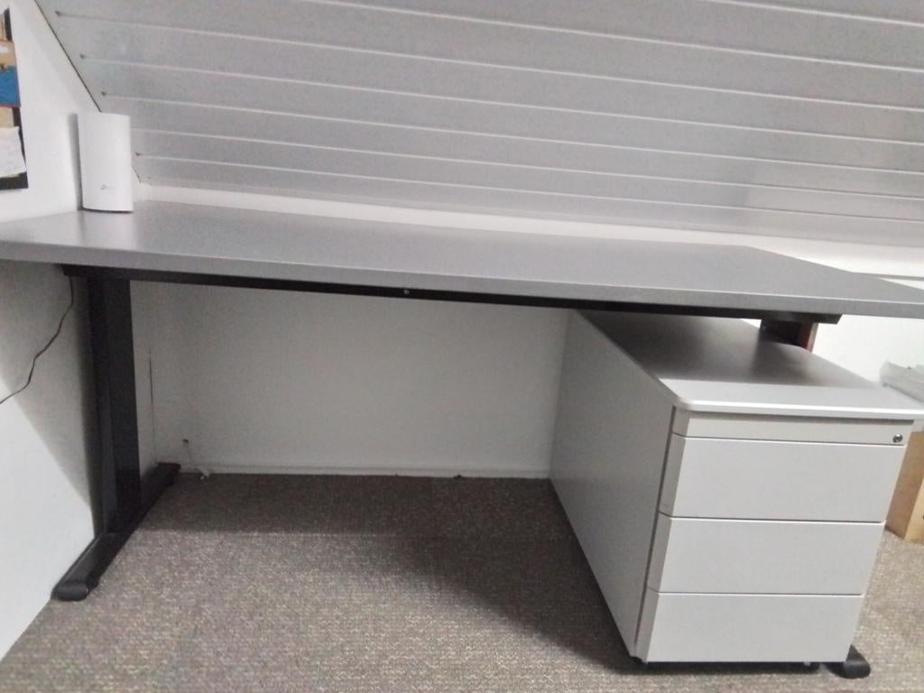 Twee bureautafels en een losse ladeblok op wielen., Ophalen, Gebruikt