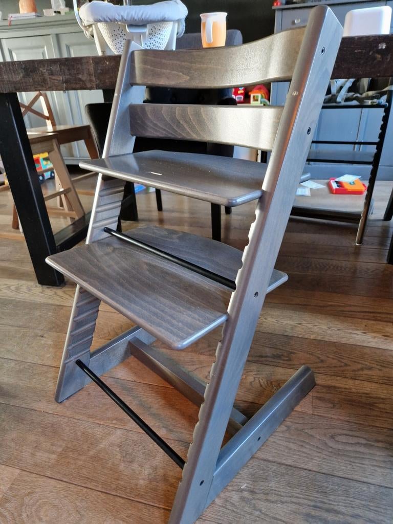 Stokke Tripp Trapp stoel hazy grey, Kinderen en Baby's, Kinderstoelen, Ophalen, Zo goed als nieuw, Meegroeistoel, Aanschuifbaar