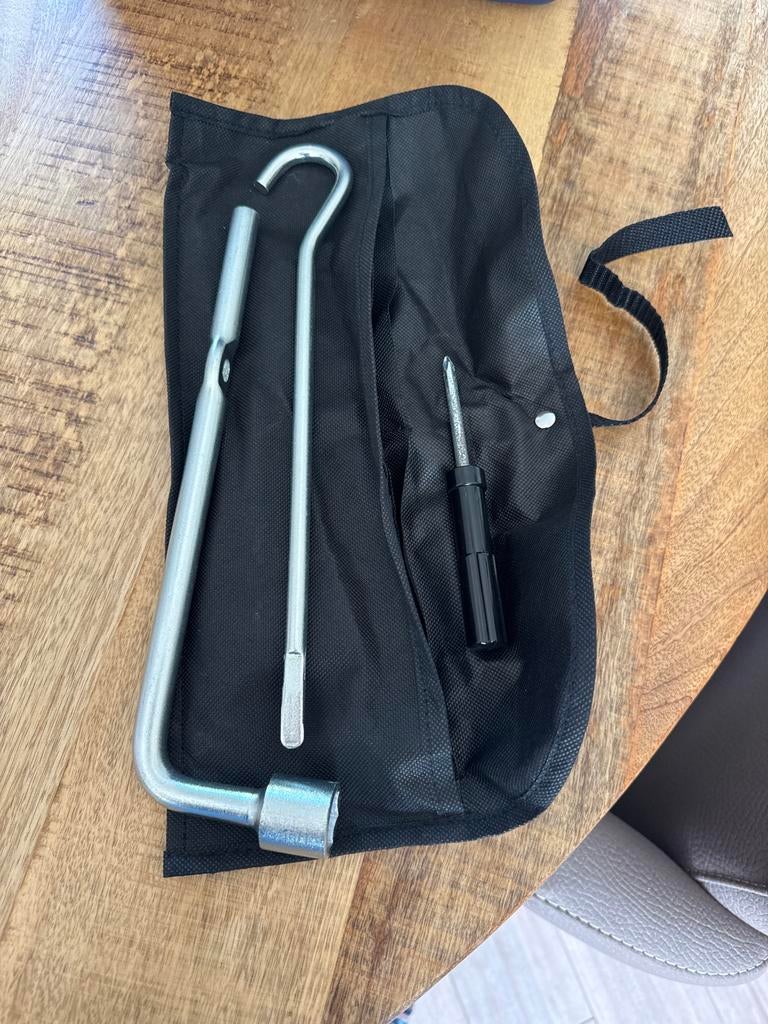 Auto reparatieset - Wielmoersleutel en schroevendraaier, Auto diversen, Autogereedschap, Ophalen, Nieuw