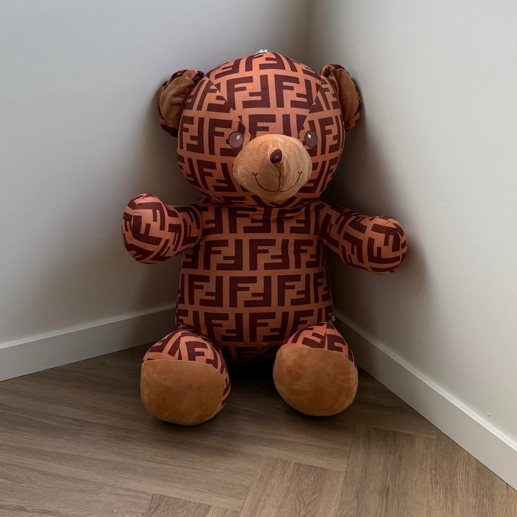 Grote Fendi teddybeer - Decoratieve knuffel, Ophalen of Verzenden, Zo goed als nieuw, Beer