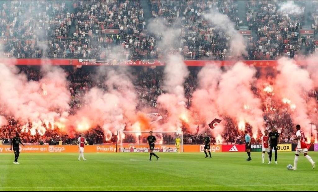 1 kaart Ajax - psv F-side, Tickets en Kaartjes, Eén persoon, Februari
