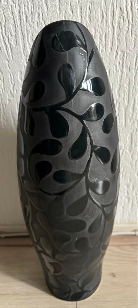Elegante Zwarte Vaas met Bladmotief, Ophalen, 50 tot 75 cm, Zwart, Glas