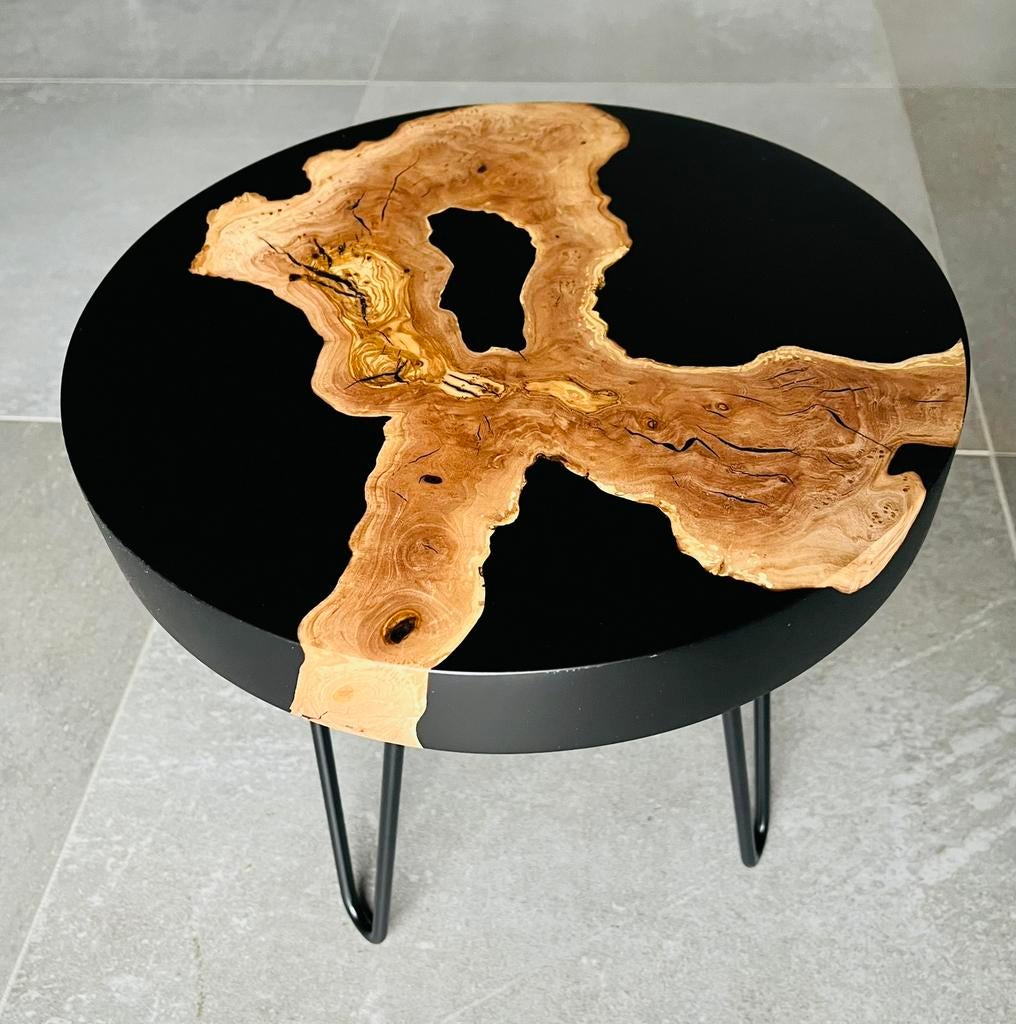 *Nieuw* Unieke handgemaakte epoxy & olijfhout bijzettafel, Huis en Inrichting, Tafels | Bijzettafels, Ophalen, Minder dan 45 cm