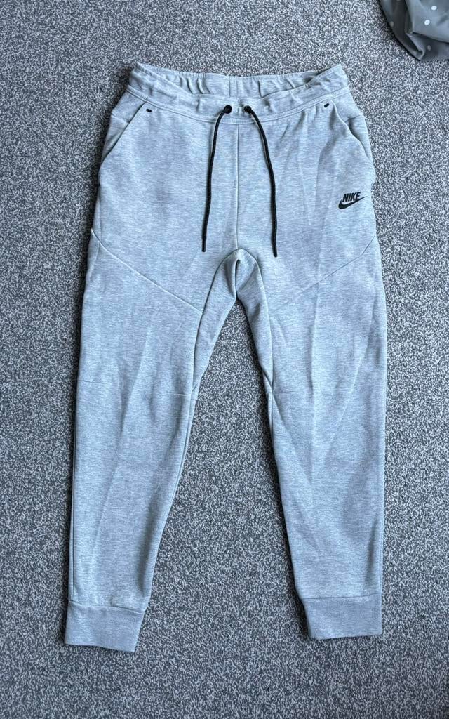 Nike tech broek, Maat 48/50 (M), Ophalen of Verzenden, Zo goed als nieuw, Grijs