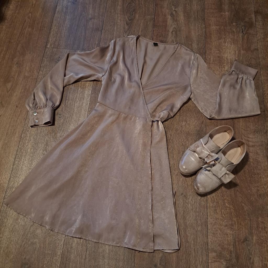 satijnen jurk mt. M/L, Maat 38/40 (M), Beige, Ophalen of Verzenden, Knielengte