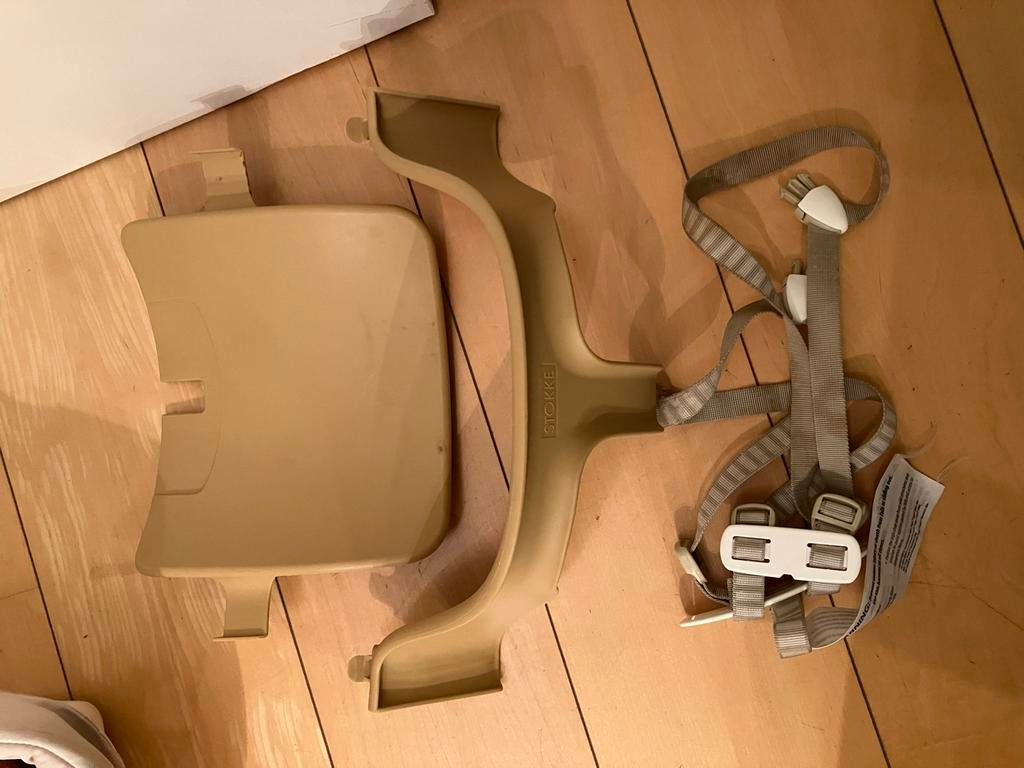 Stokke Babyset compleet met kussen, gordel, tray en voetjes, Ophalen, Gebruikt, Meegroeistoel, Afneembaar eetblad