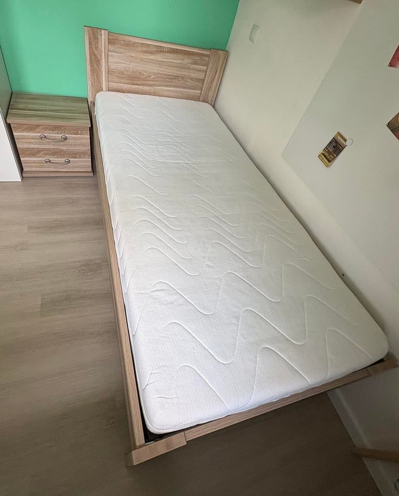 Complete slaapkamer: kast, bed en nachtkast, Ophalen, 85 tot 100 cm, Zo goed als nieuw, Lattenbodem