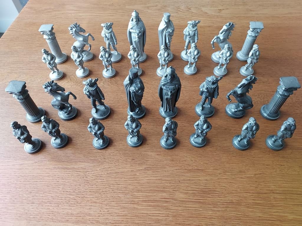 Massief Tinnen Schaakstukken., Ophalen