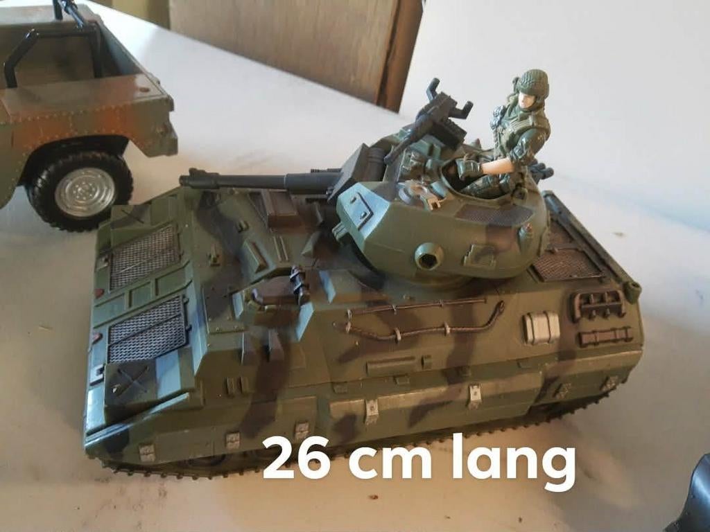 Legertank met soldaat - 26 cm lang, Ophalen of Verzenden, Gebruikt