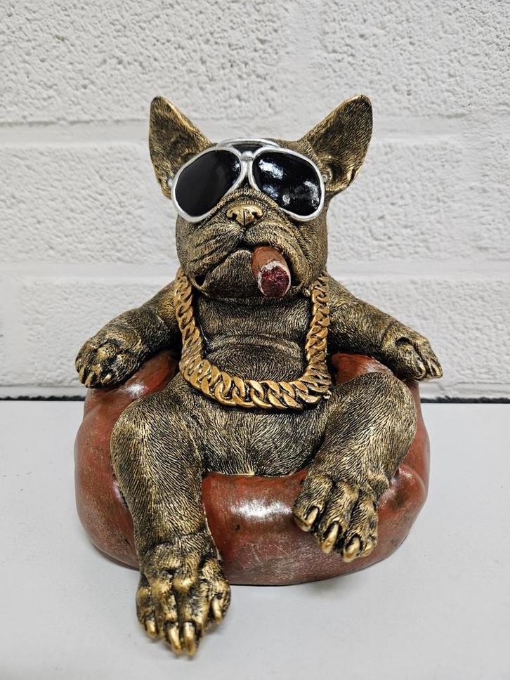 BULLDOG , STOEL , GOUDEN KETTING , BRIL , MANCAVE  , HOND, Verzamelen, Beelden en Beeldjes, Nieuw, Dier, Ophalen of Verzenden