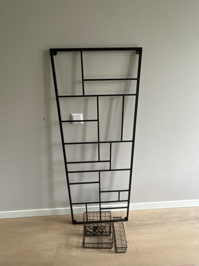 Zwart metalen wandrek met bakjes, Huis en Inrichting, Woonaccessoires | Wandplanken en Boekenplanken, Ophalen, Zo goed als nieuw