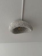 Japandi organische schelp plafond lamp - betonlook kleur, Huis en Inrichting, Lampen | Plafondlampen, Ophalen, Zo goed als nieuw