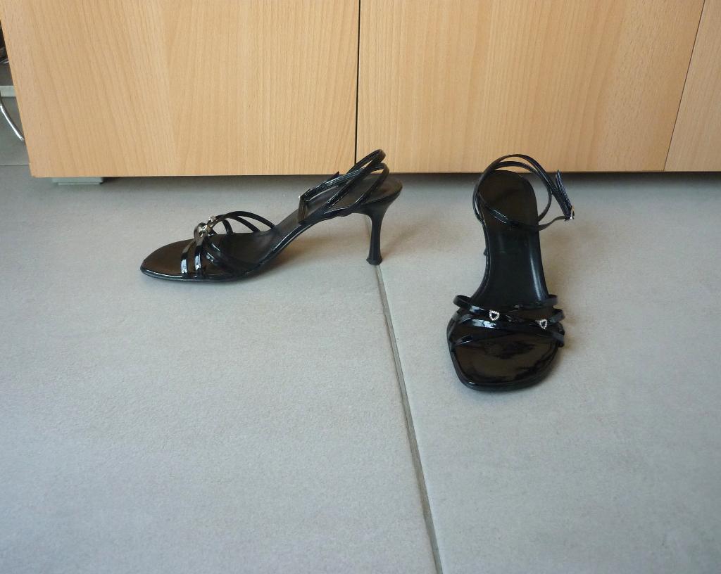 Zwarte neplaklederen hakken schoenen strass hartjes Maat 37, Ophalen of Verzenden, Gedragen, Zwart