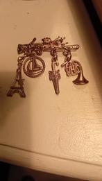 Broch met 4 bedeltjes, Ophalen of Verzenden, Overige onderwerpen