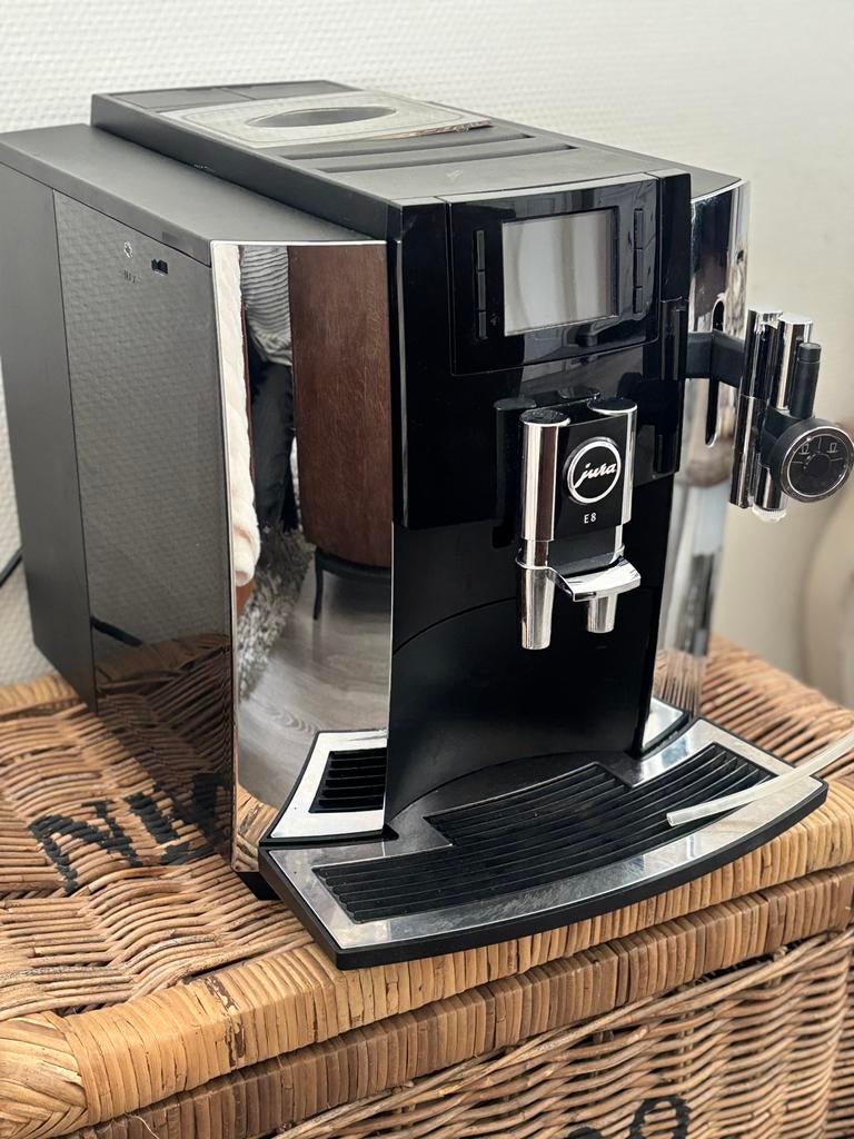 Nette jura e8, 10 kopjes of meer, Ophalen of Verzenden, Zo goed als nieuw, Koffiemachine