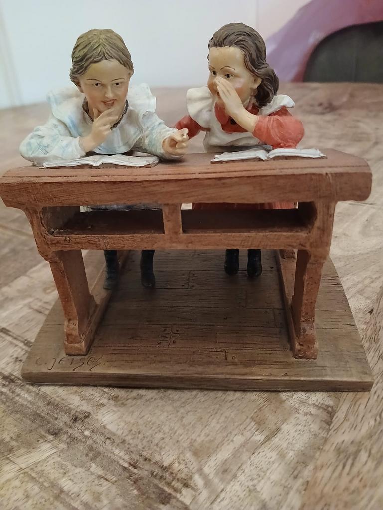 Ot en Sien beeldje van twee schoolmeisjes aan een bankje, Ophalen of Verzenden, Gebruikt