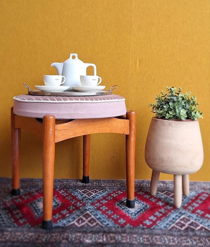 Vintage ronde beuken kruk met nieuwe stoffering van roze rib, Huis en Inrichting, Stoelen, Zo goed als nieuw, Eén, Hout, Stof