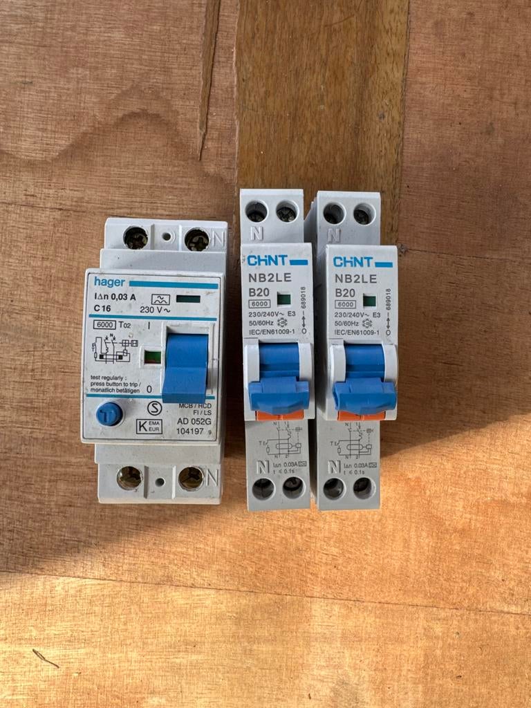 Hager en CHNT aardlekschakelaars (3 stuks), Ophalen of Verzenden, Gebruikt, Schakelaar