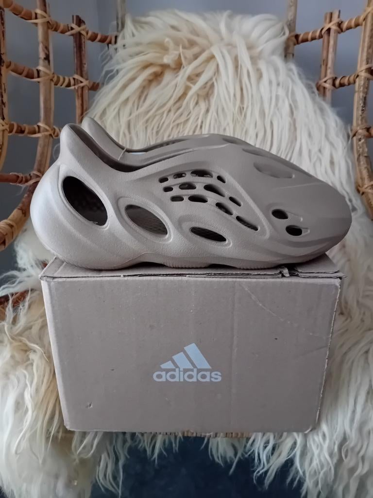 Adidas Yeezy Foam Runner Clay Taupe - Nieuw (Maat 44,5), Kleding | Heren, Schoenen, Slippers, Bruin, Nieuw, Ophalen of Verzenden