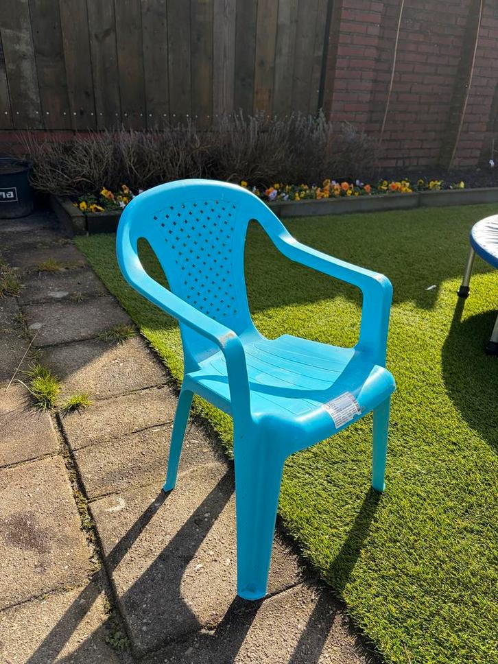 Blauw plastic kinderstoeltje voor tuin of speelkamer, Tuin en Terras, Tuinstoelen, Gebruikt, Plastic, Ophalen of Verzenden