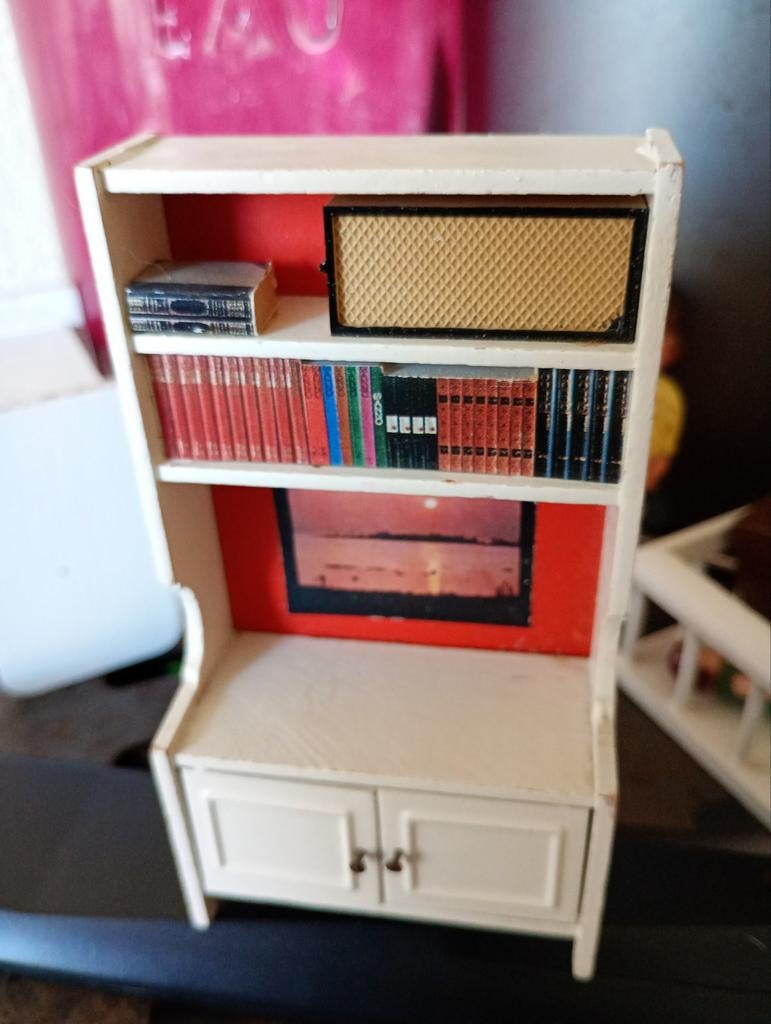 Lundby vintage poppenhuis boekenkast met boeken en radio, Verzamelen, Poppenhuizen en Toebehoren, Ophalen of Verzenden, Gebruikt