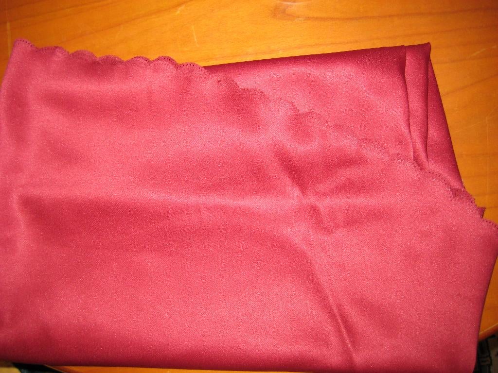 Bordeauxrood ovaal tefelkleed, 180x185, Ophalen of Verzenden, Zo goed als nieuw, Ovaal, Binnen