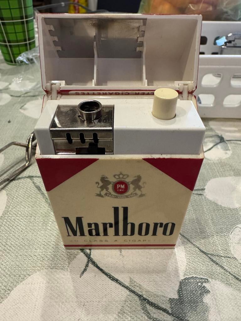 Vintage Marlboro Sigarettenpakje met Aansteker, Ophalen of Verzenden, Gebruikt, Aansteker