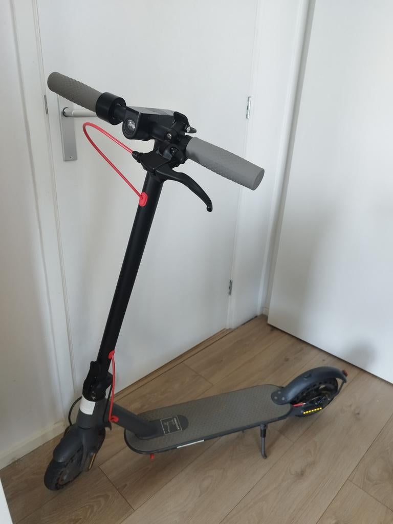 Elektrische step - Zo goed als nieuw met slot en oplader, Fietsen en Brommers, Steps, Zo goed als nieuw, Elektrische step (E-scooter)