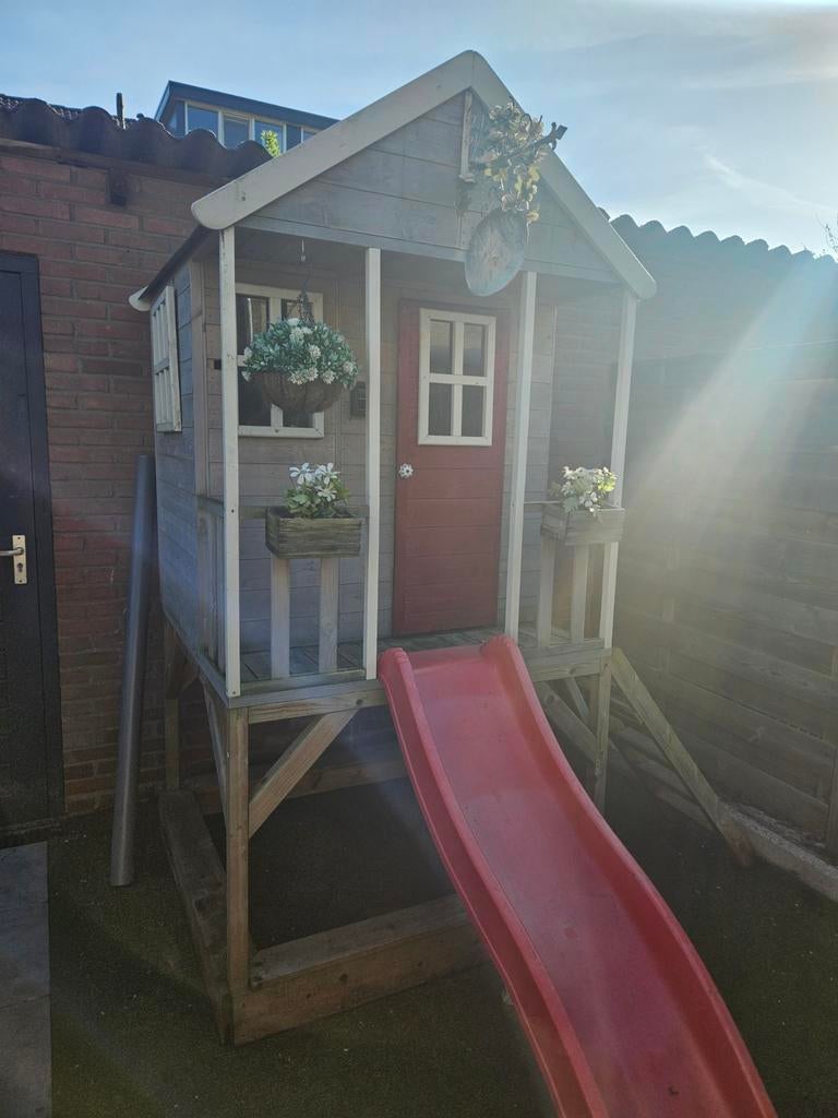 Houten speelhuisje met glijbaan en zandbak, Kinderen en Baby's, Speelgoed | Buiten | Speelhuisjes, Ophalen