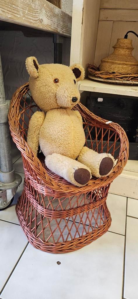 Rotan kinderstoeltje met oude beer, Antiek en Kunst, Ophalen
