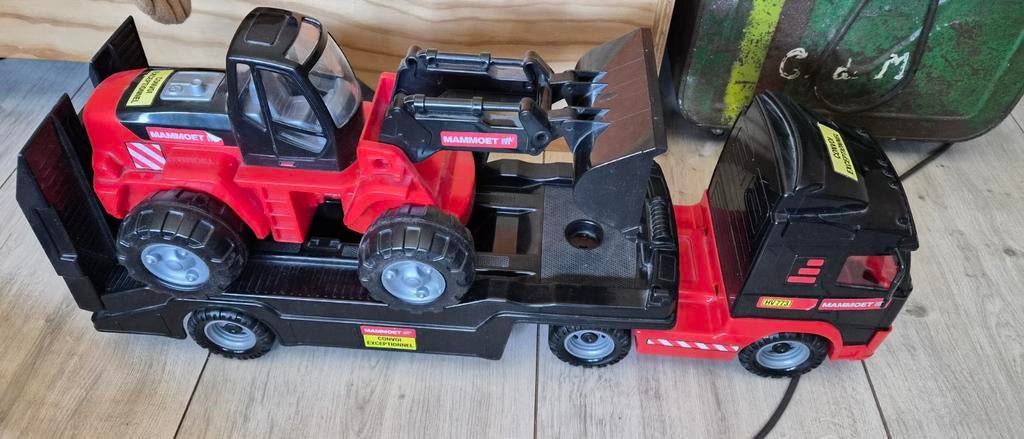 Mammoet Volvo FH12 vrachtwagen met graafmachine speelgoed, Kinderen en Baby's, Speelgoed | Speelgoedvoertuigen, Ophalen, Zo goed als nieuw