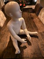Zittende etalagepop kind, beweegbare armen en been, Ophalen of Verzenden, Gebruikt, Overige typen