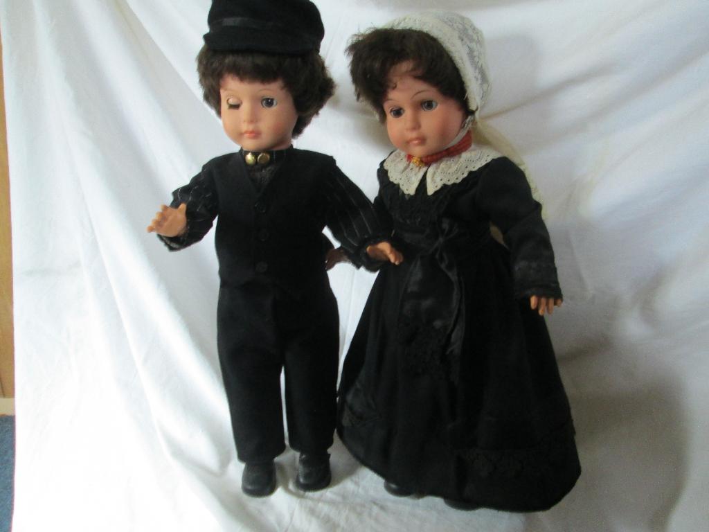 2 KLEDERDRACHT POPPEN, Ophalen, Zo goed als nieuw, Pop