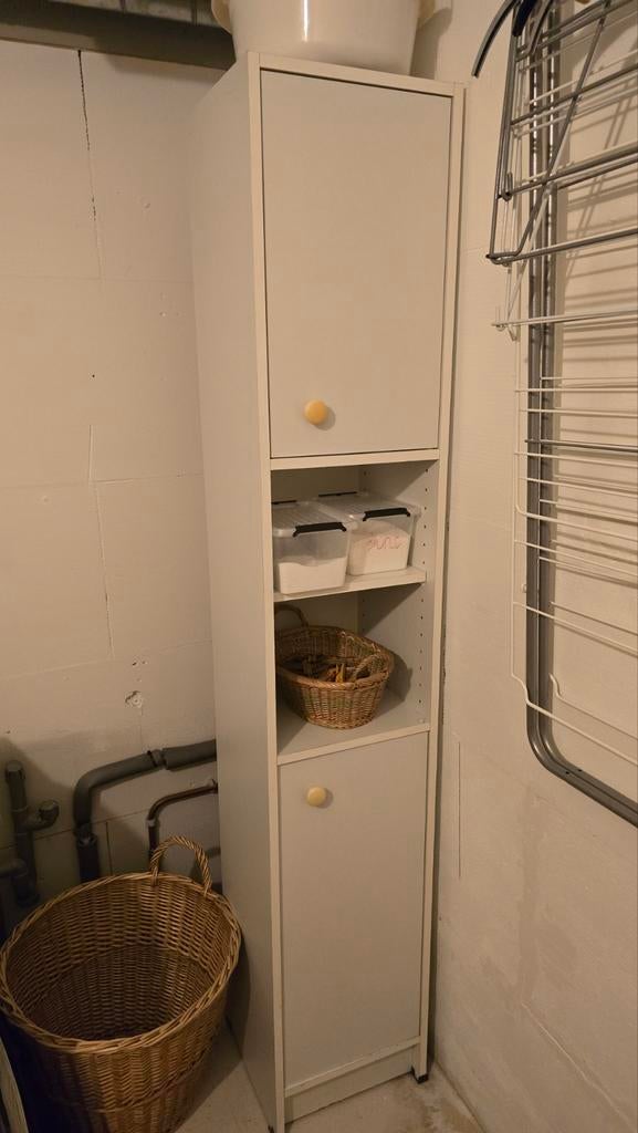 Smalle witte kast met deuren en open vakken, Huis en Inrichting, Ophalen