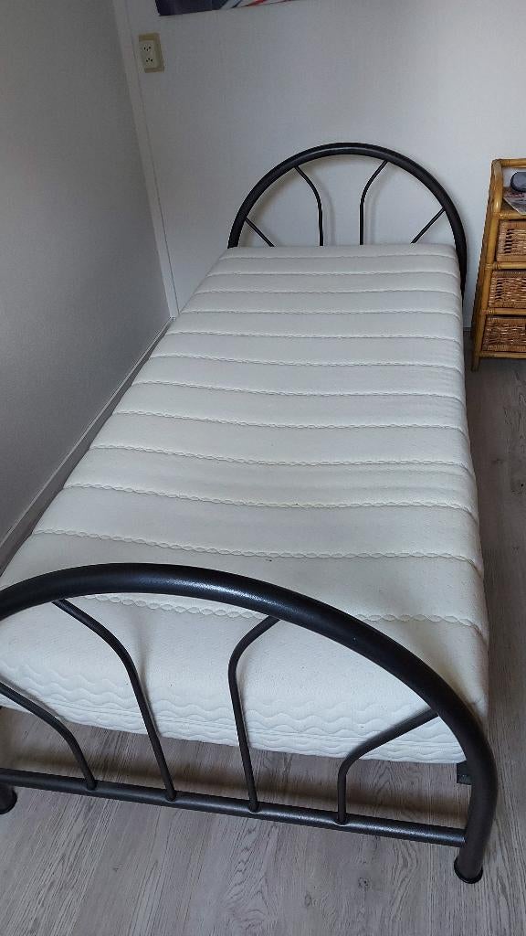 eenpersoonsbed metaal 90x210, Huis en Inrichting, Slaapkamer | Bedden, Ophalen, 90 cm, Eenpersoons, Zo goed als nieuw