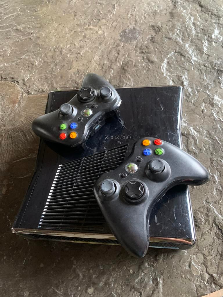 Xbox 360 console met  2 controllers, Verzenden, Zo goed als nieuw, 250 GB, Met 2 controllers
