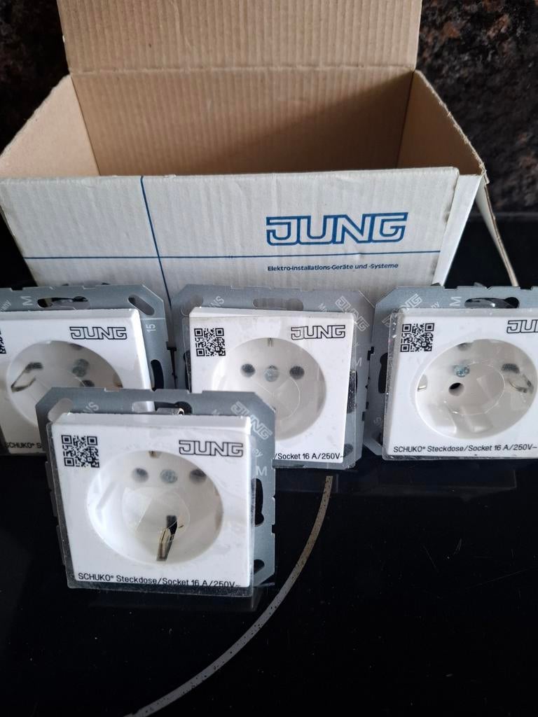 Jung  stopcontact nieuw 4 stuks, Doe-het-zelf en Verbouw, Ophalen of Verzenden, Nieuw