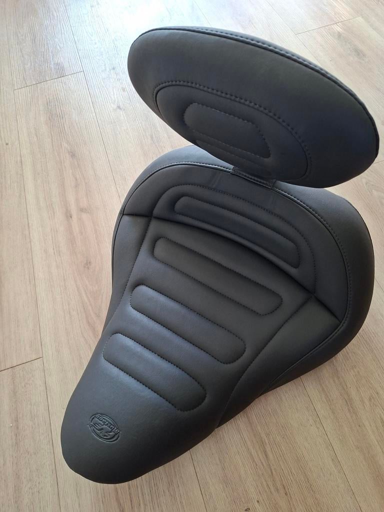 Mustang solo zadel met riders backrest Break Out harley, Ophalen, Gebruikt