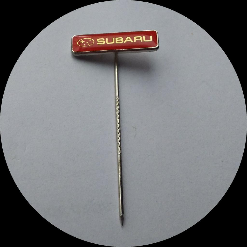 SUBARU automerk speldje, rood, Ophalen of Verzenden, Zo goed als nieuw, Transport, Speldje of Pin
